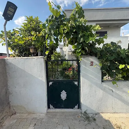 Villa Tülüşah With Own Garden&fruit Trees, 950m To Beach, 2 Bedrooms Kuşadası