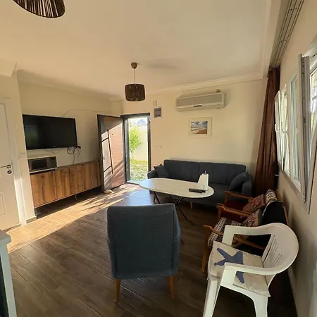 Tueluesah With Own Garden And Fruit Trees, 950m To Beach, 2 Bedrooms * クシャダス